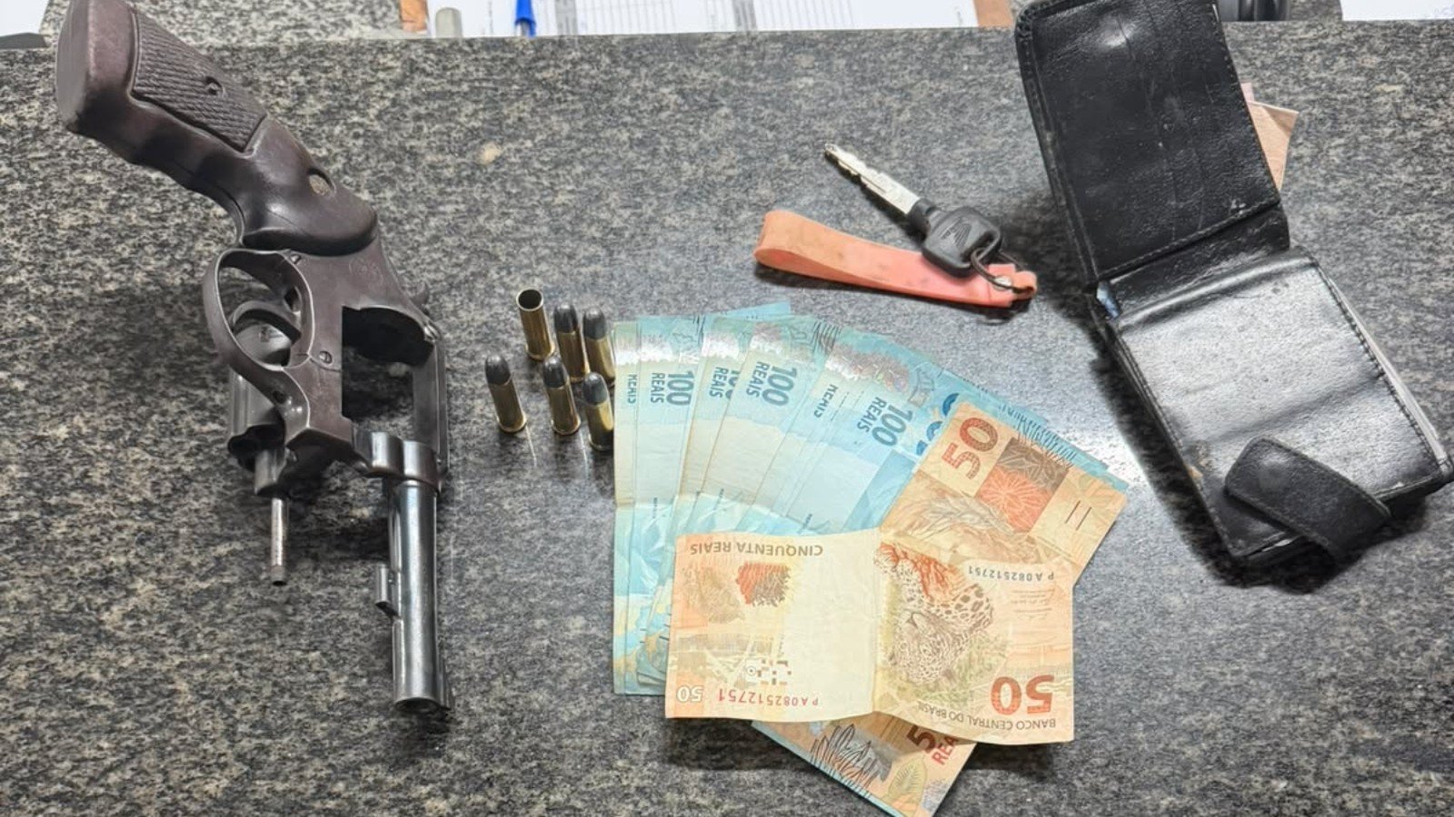 Suspeito morre e outro é baleado após policial reagir a assalto no interior do Ceará