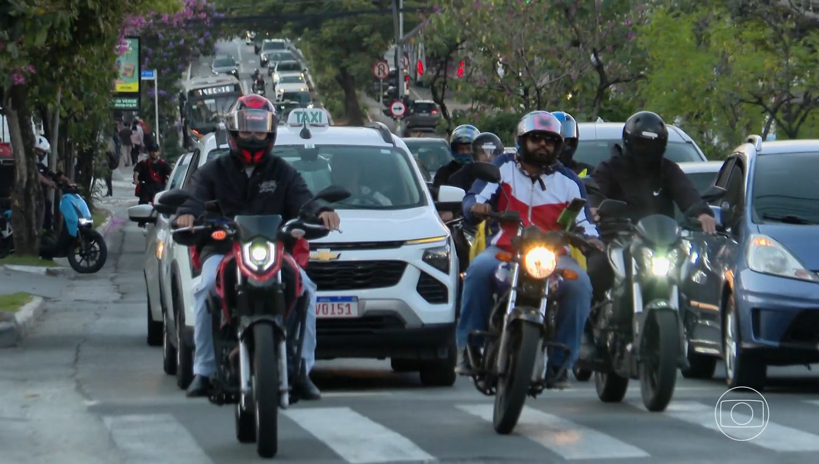 Quase metade das mortes no trânsito de SP envolve motociclistas; pressa nas entregas aumenta riscos