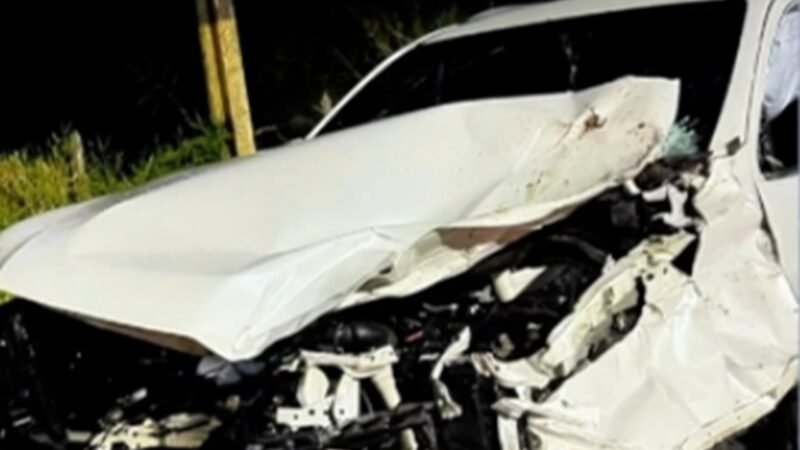 Prefeito de Matriz de Camaragibe sofre acidente na AL-105; frente do carro ficou destruída