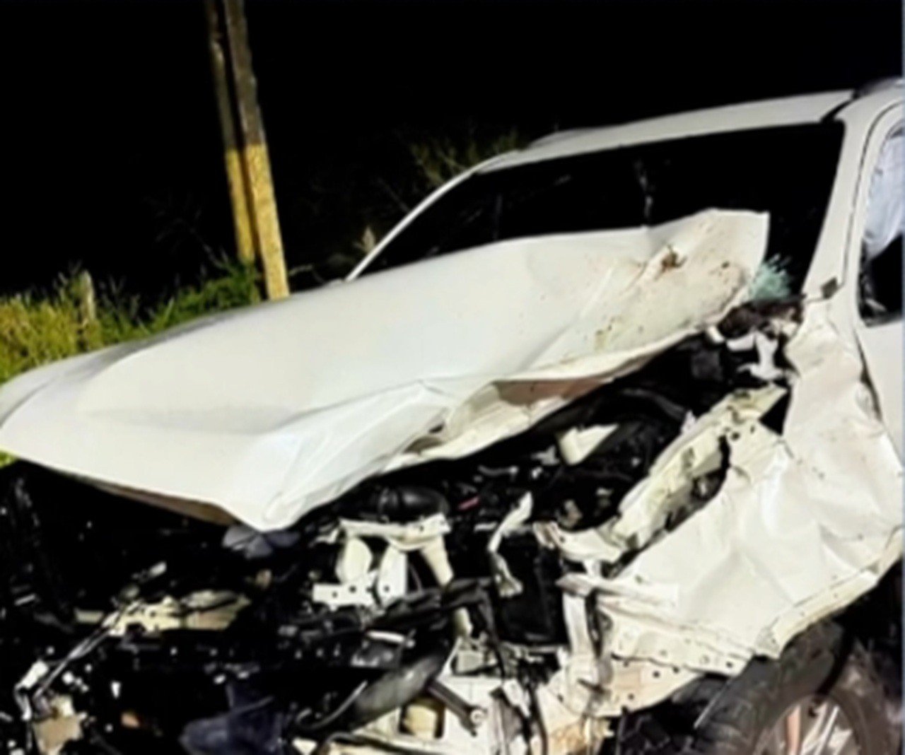 Prefeito de Matriz de Camaragibe sofre acidente na AL-105; frente do carro ficou destruída