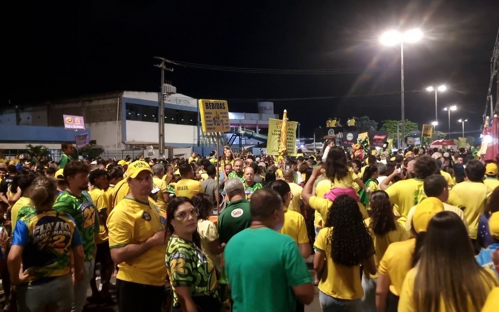 Apoiadores de Flávio Bolsonaro fazem ato em Aracaju