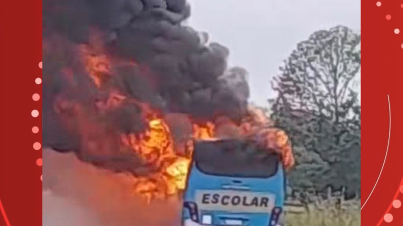 Ônibus escolar pega fogo em assentamento de Candeias do Jamari, RO