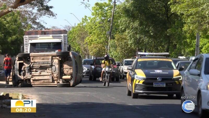 Vídeo: carro tomba na Avenida Maranhão em Teresina e provoca lentidão no trânsito