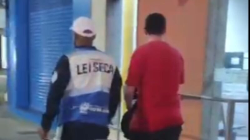 Homem tenta engolir carteira funcional da polícia durante abordagem da Lei Seca em Copacabana