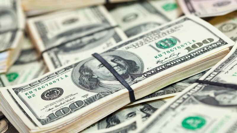 Dólar abre com mercado à espera da ata do Fed
