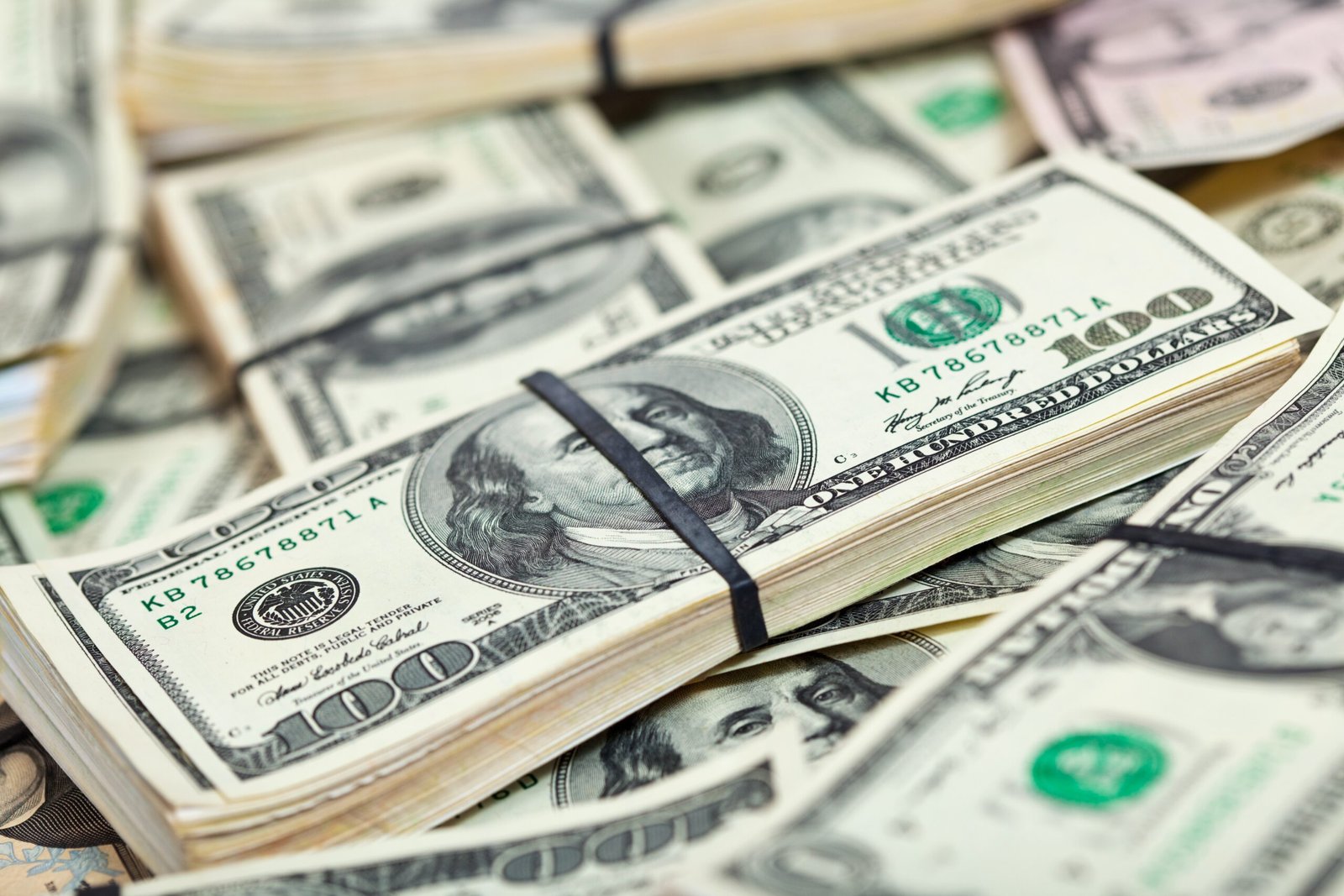 Dólar abre com mercado à espera da ata do Fed