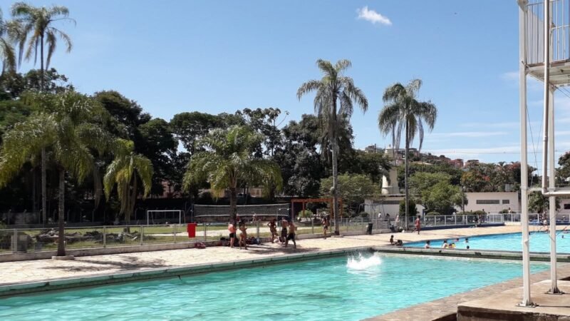 Menino de 12 anos morre após se afogar em piscina interditada de parque público em MG