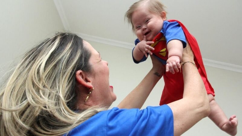 ‘As aventuras do Super Chico’: menino com Down que venceu a Covid 2 vezes vira herói de livro escrito pela mãe