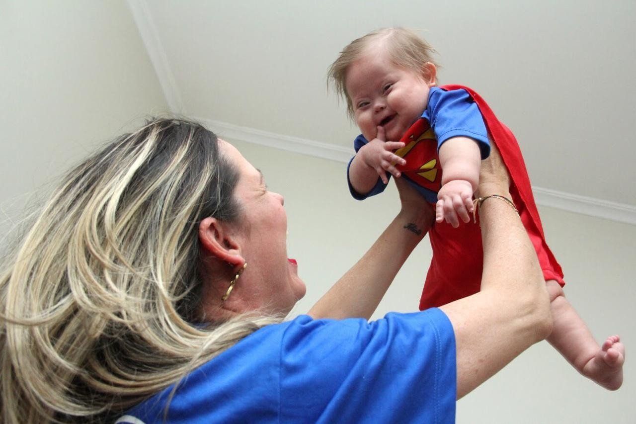 ‘As aventuras do Super Chico’: menino com Down que venceu a Covid 2 vezes vira herói de livro escrito pela mãe