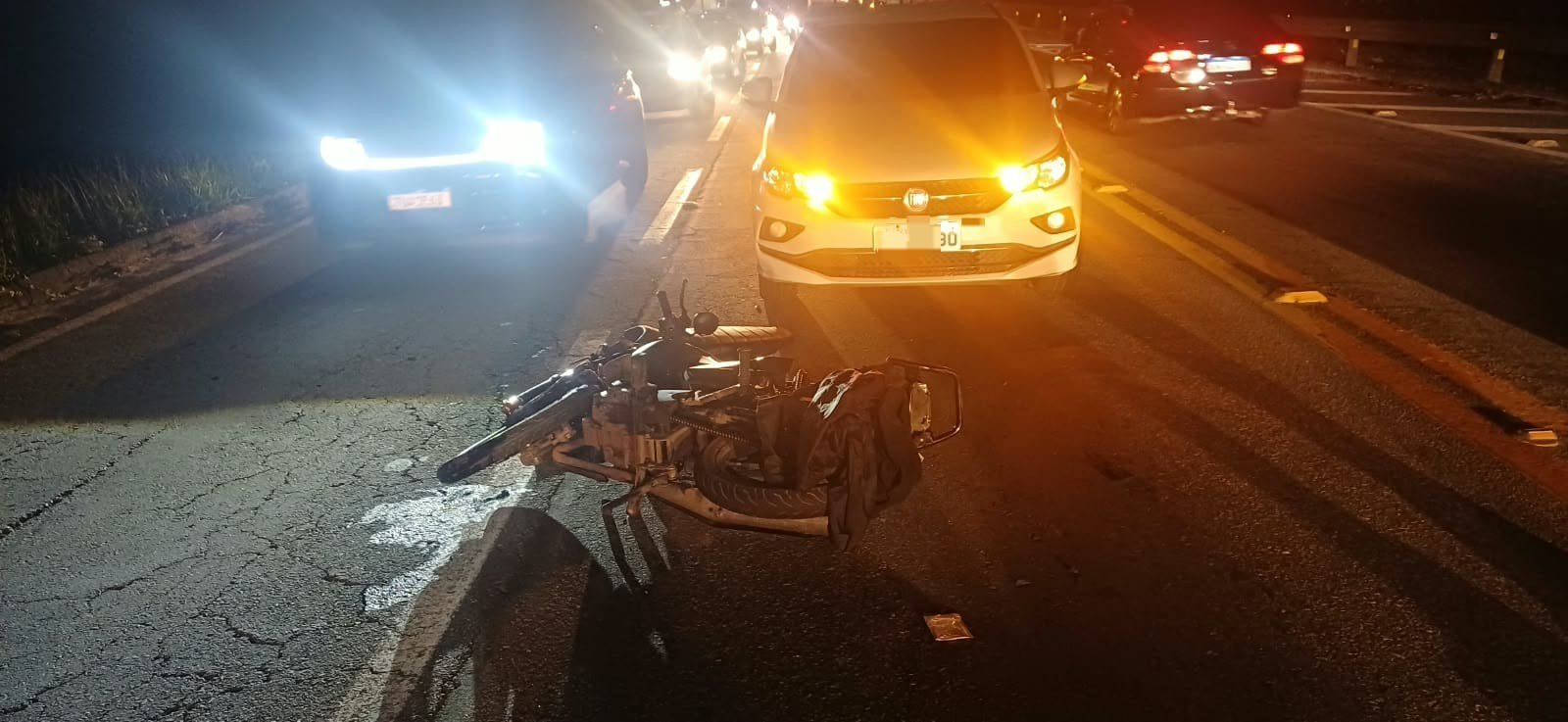 Duas pessoas ficam feridas após acidente entre carro, moto e ônibus na BR-393, em Volta Redonda