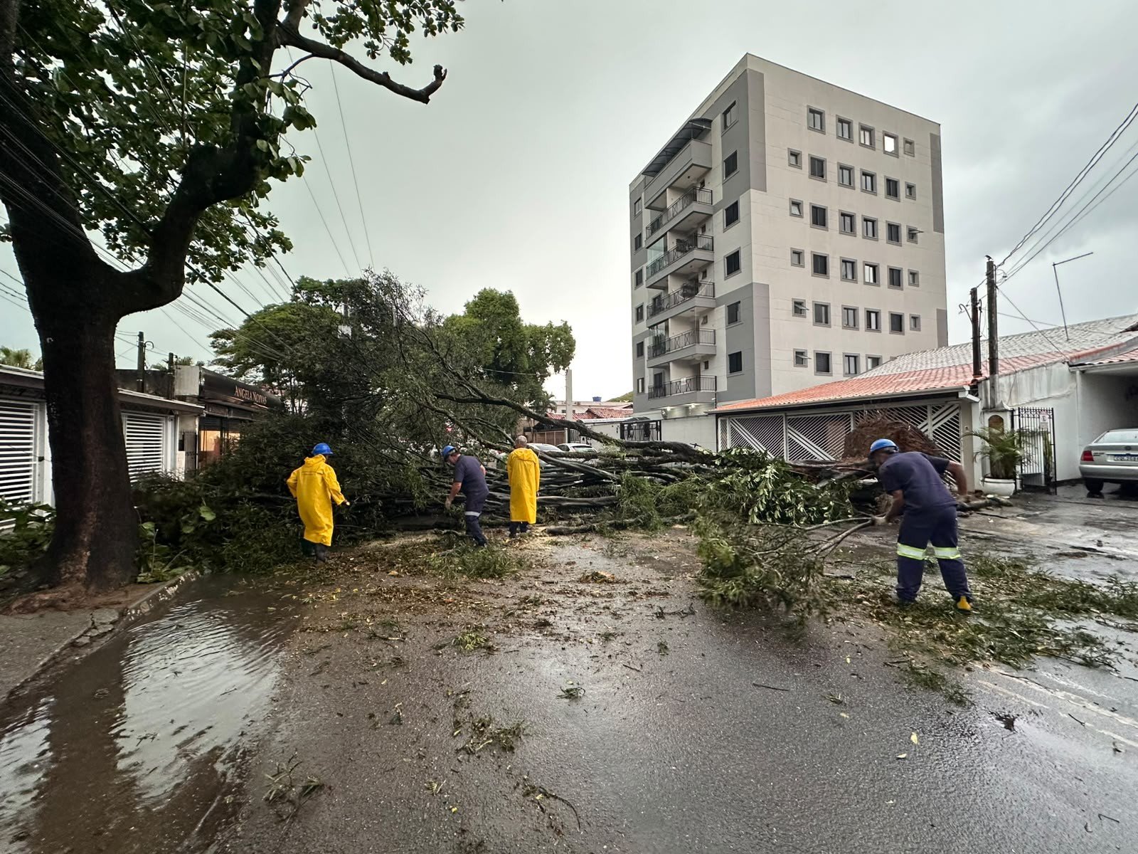 Após alerta da Defesa Civil, chuva forte provoca alagamentos em Cruzeiro, no interior de São Paulo