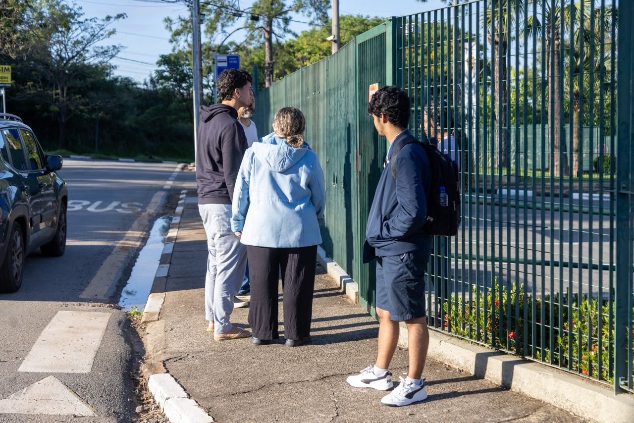 Unicamp 2027: após abertura dos portões, locais de prova têm movimento intenso para o vestibular da 1ª fase