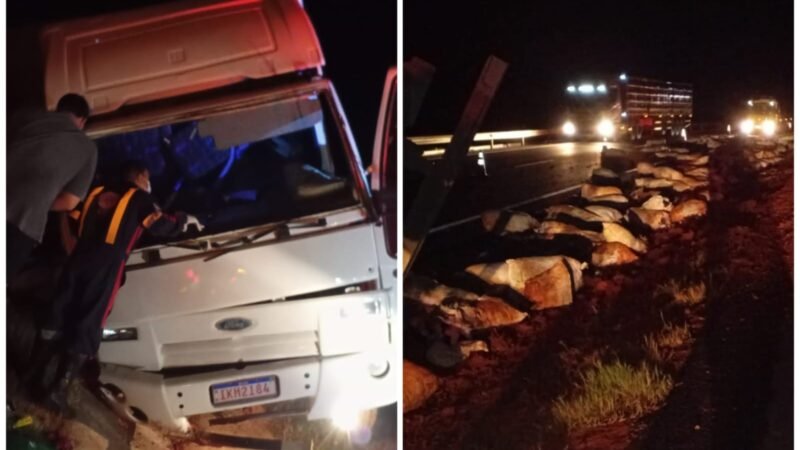 Caminhão perde freios e tomba na BR-135, na descida da Serra de Bocaiuva